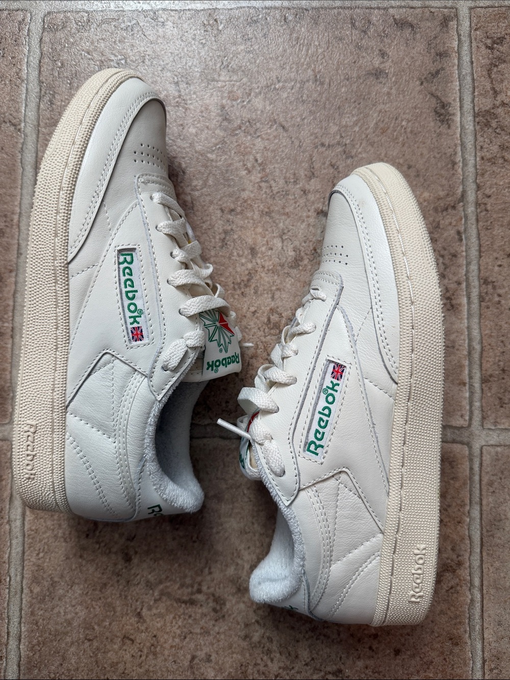 Reebok Leather Sneakers in Cream with Green and Red Logo. Size US W7.5 - Picture 7 of 11